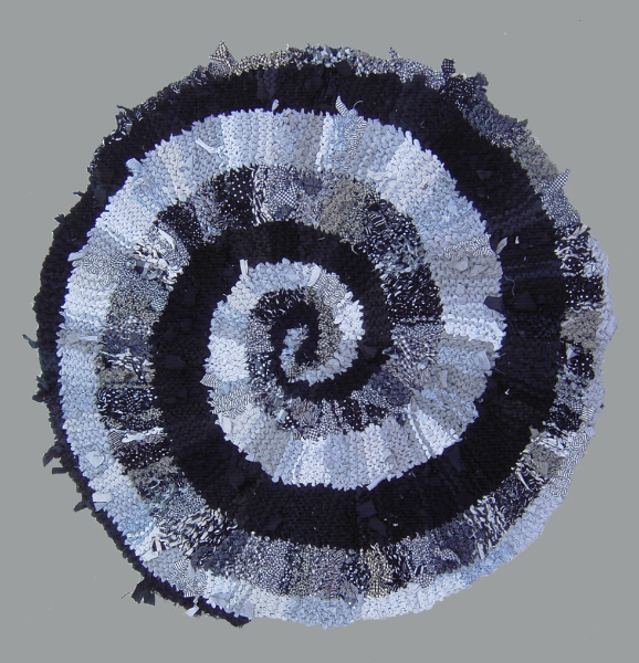 23 Black & White & Gray Spiral Rag Rug